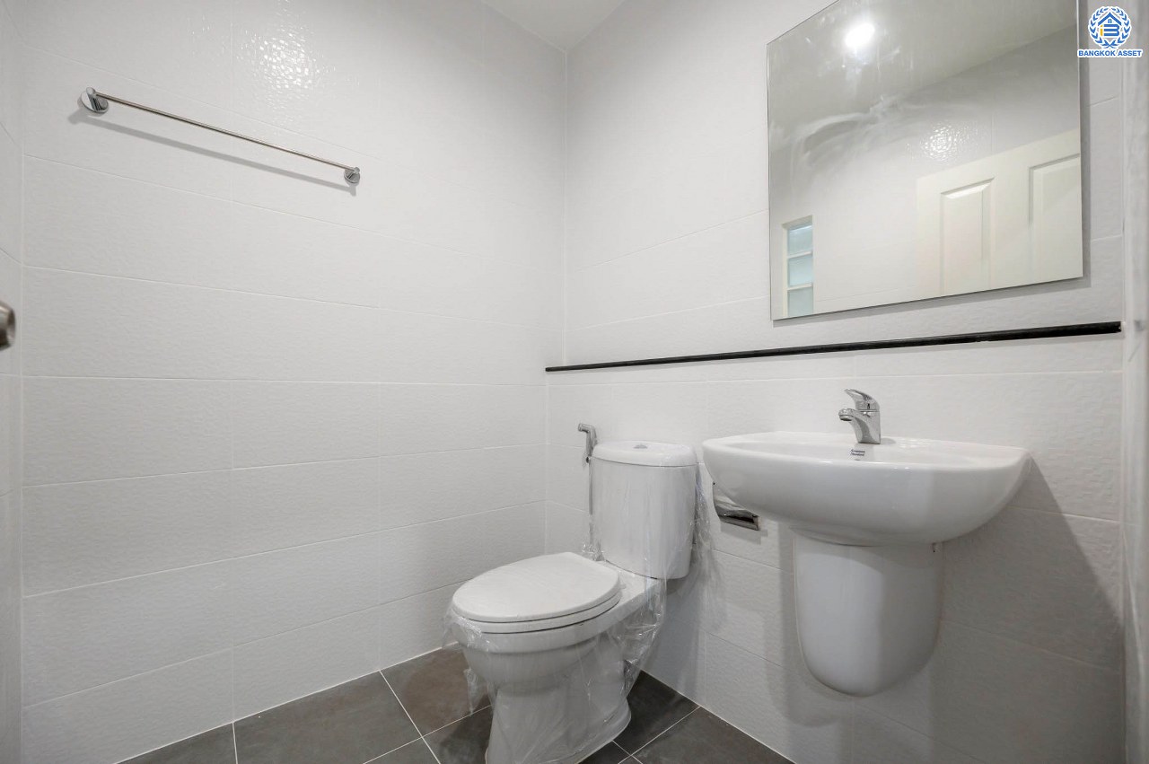 บ้านมือสองตกแต่งใหม่ ทาวน์โฮม 3 ชั้น โครงการ พรีเมี่ยมเพลส รามอินทรา เนื้อที่ 21.2 ตร.ว. ฟังก์ชัน 3 ห้องนอน 4 ห้องน้ำ 2 ที่จอดรถ ทำเลใจกลางเมือง เชื่อมต่อทั้ง ถ.ประเสริฐมนูญกิจ, ถ.ลาดพร้าว, ถ.รามอินทรา ใกล้ทางด่วน "รามอินทรา" และรถไฟฟ้าสายสีชมพู "สถานีมัยลาภ"